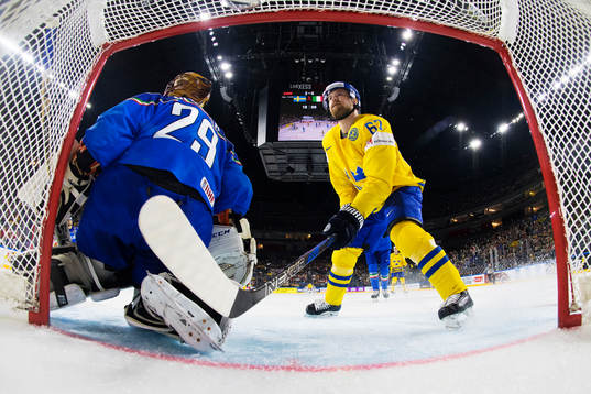 Italiens målvakt Frederic Cloutier och Sveriges Linus Omark