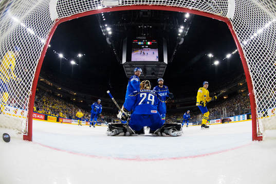 Sveriges Jonas Brodin skjuter in 3-1 bakom Italiens