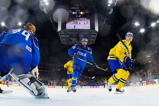Italiens målvakt Frederic Cloutier och Daniel Frank och