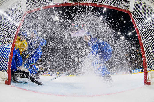 Italiens Enrico Miglioranzi sprutar snö in i målet