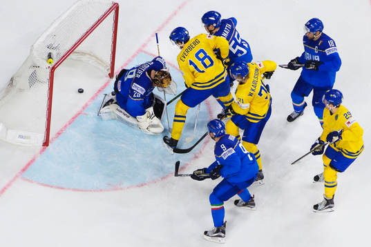Sveriges Dennis Everberg gör 8-1 bakom Italiens målvakt