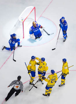 Italiens Tommaso Goi, målvakt Frederic Cloutier och Enrico