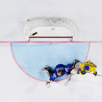 Sveriges Joel Lundqvist (t h) är framme och stör Italiens