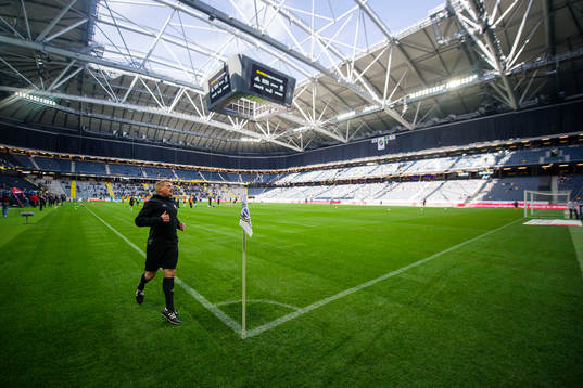En domare värmer upp