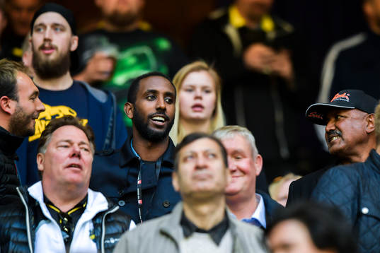 s skadade spelare Henok Goitom på läktaren