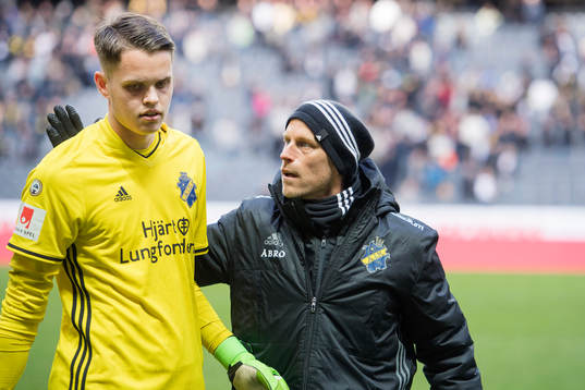 s målvakt Oscar Linnér deppar med målvaktstränare