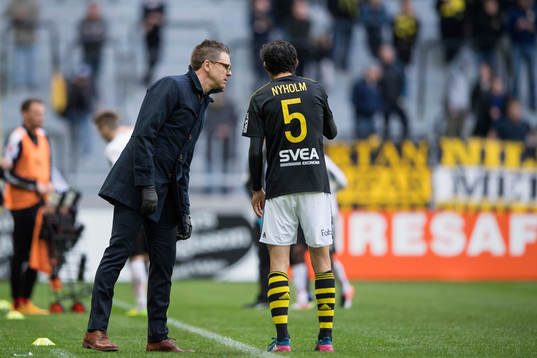 s tränare Rikard Norling pratar med Jesper Nyholm