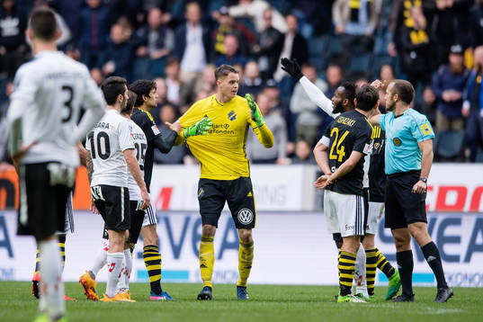 s målvakt Oscar Linnér tilldelas ett gult kort