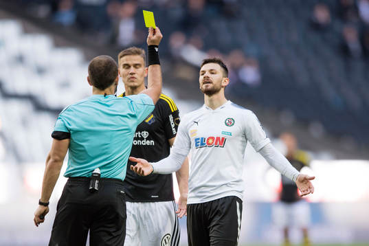 s Eero Markkanen tilldelas varsitt gult kort