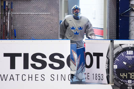 Målvakten Henrik Lundqvist på väg ut till Sveriges