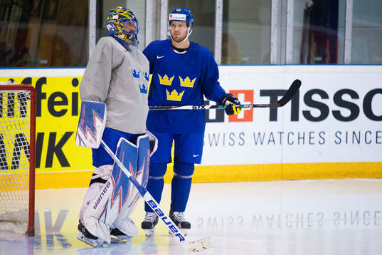 Målvakten Henrik Lundqvist och Oscar Lindberg på Sveriges