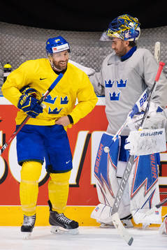 Joel Lundqvist och målvakten Henrik Lundqvist på Sveriges