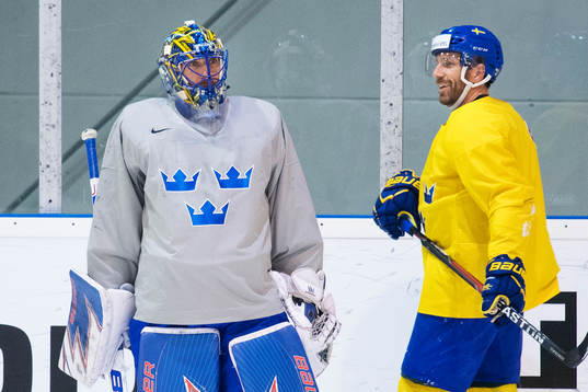 Målvakten Henrik Lundqvist och Joel Lundqvist på Sveriges