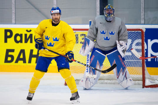 Joel Lundqvist och målvakten Henrik Lundqvist på Sveriges