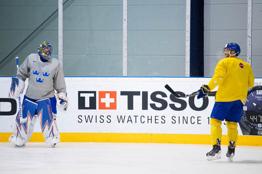 Målvakten Henrik Lundqvist och Joel Lundqvist på Sveriges