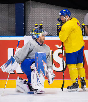 Målvakten Henrik Lundqvist och Joel Lundqvist på Sveriges