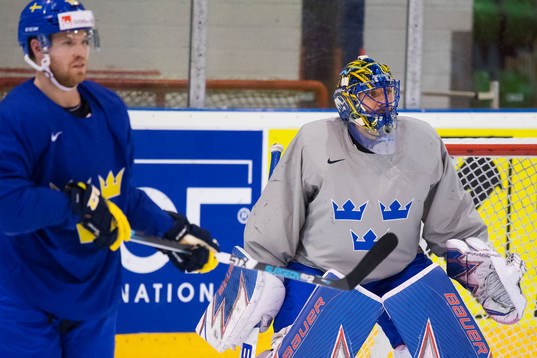 Oscar Lindberg och målvakten Henrik Lundqvist på Sveriges