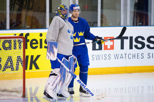 Målvakten Henrik Lundqvist och Oscar Lindberg på Sveriges