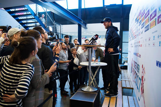 Sveriges målvakt Henrik Lundqvist på en presskonferens
