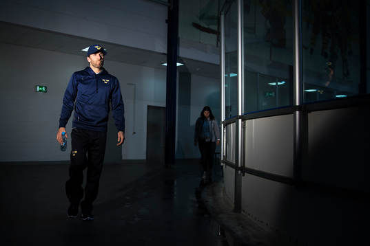 Sveriges målvakt Henrik Lundqvist på väg till en