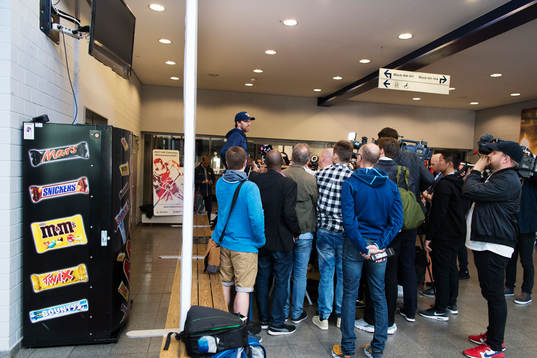 Sveriges målvakt Henrik Lundqvist på en presskonferens