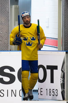 Joel Lundqvist på väg in till Sveriges ishockeylandslags