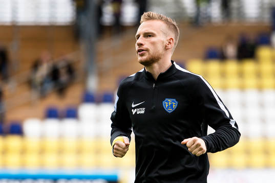 Falkenbergs Tobias Englund före fotbollsmatchen i