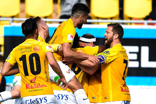 Falkenbergs spelare  jublar