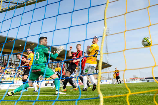 Bläddra bland fler bilder av Fotboll, Superettan, Falkenberg - Brommapojkarna