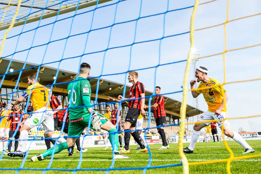 Falkenbergs David Svensson (v) nickar in 1-0 och jublar