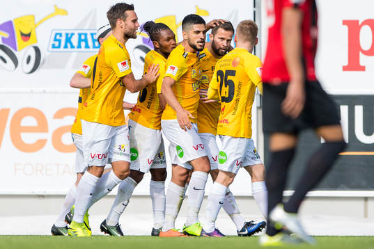 Falkenbergs David Svensson har gjort 1-0 och jublar med