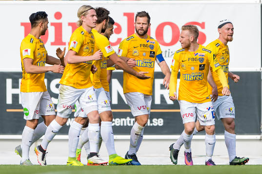 Falkenbergs David Svensson har gjort 1-0 och jublar