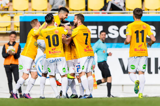 Falkenbergs Christoffer Carlsson har gjort 2-0 och laget
