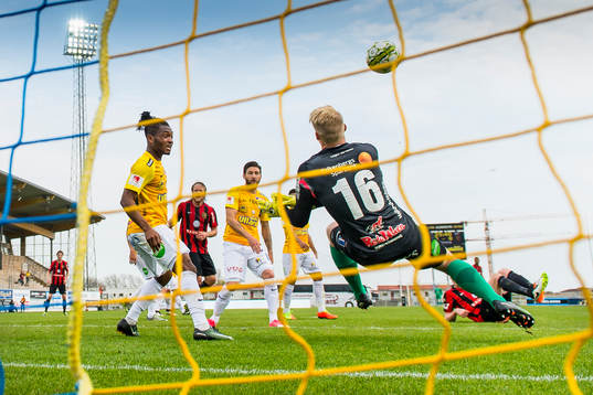 Falkenbergs målvakt Hampus Nilsson räddar