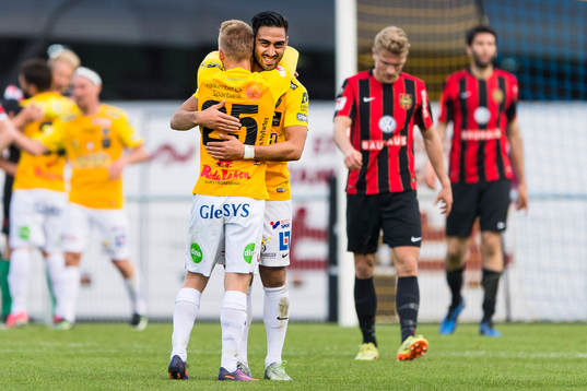 Falkenbergs Tobias Englund och Amin Nazari jublar