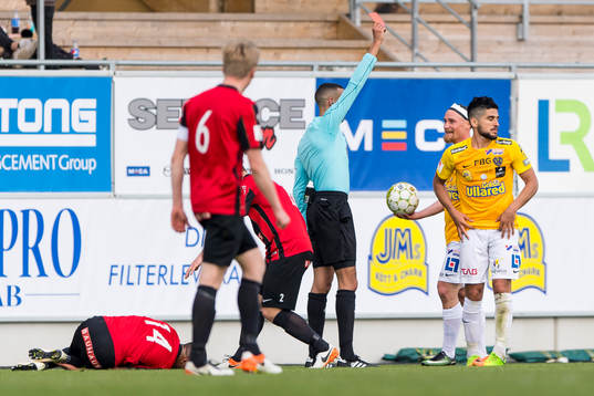 Domare Farouk Nehdi ger rött kort till Falkenbergs Mahmut