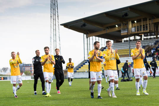 Falkenbergs spelare jublar
