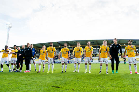 Falkenbergs spelare jublar