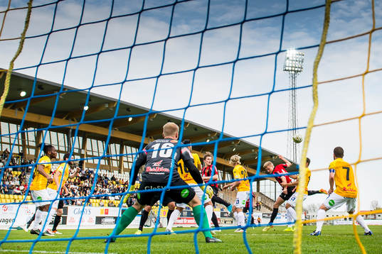 Brommapojkarnas Carl Starfelt med nick mot mål