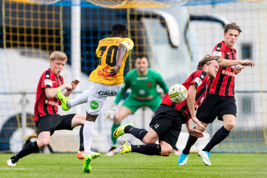 Falkenbergs Richard Donkor provar skott