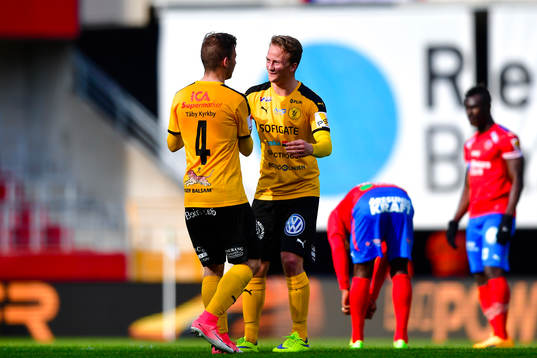 Frejs Danilo Kuzmanovic och Noi Snæholm Olafsson jublar