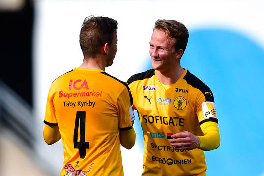 Frejs Danilo Kuzmanovic och Noi Snæholm Olafsson jublar