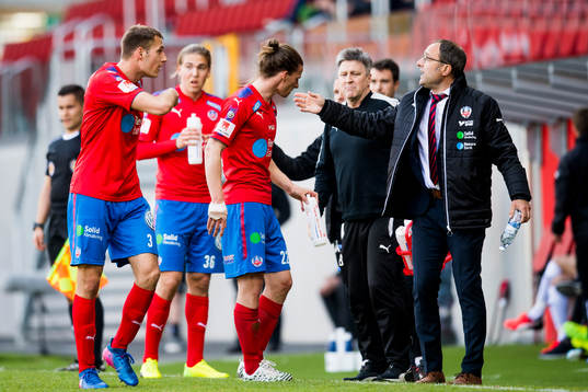 Helsingborgs tränare Per-Ola Ljung ger instruktion