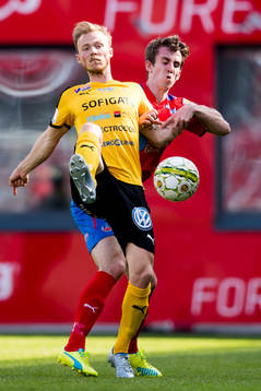 Frejs Pontus Åsbrink i kamp om bollen med Helsingborgs