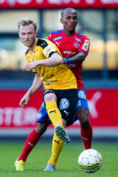 Frejs Pontus Åsbrink i kamp om bollen med Helsingborgs