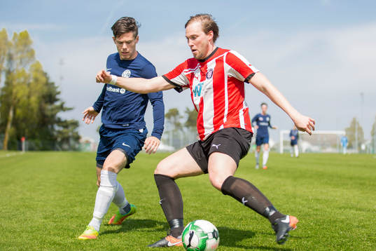 Höllvikens Marcus Gottfridén och Nikes André Strandberg