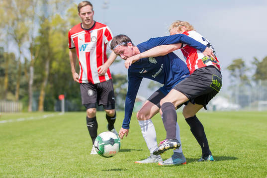 Nikes Lucas Wattengaard och Höllvikens Jacob Radencrantz i