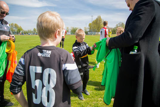 Västar delas ut till bollkallar