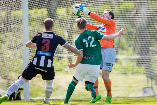 Kågeröds målvakt Carl Lindell räddar