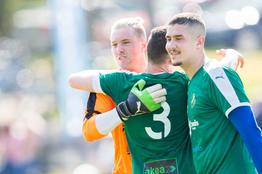 Glumslövs målvakt Carl Hansson jublar med lagkamrater